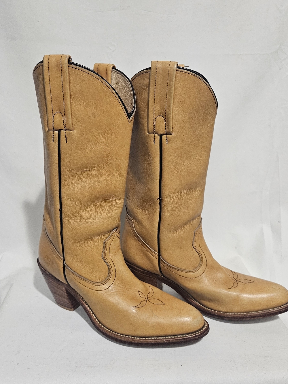 Vintage 7102 Frye Women’s Banana Leather Size 7.5 AA Narrow Western Cowboy Boots